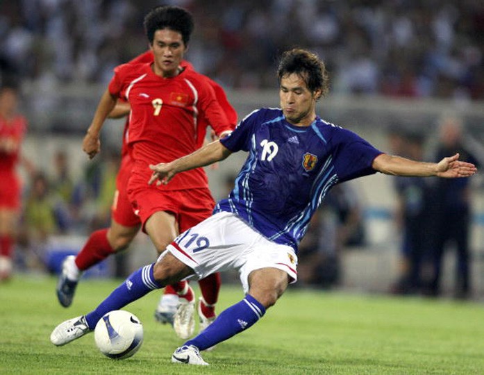 Công Vinh tranh bóng với tiền đạo Nhật Bản Naohiro Takahara trong trận thua 1-4 của Việt Nam. Dù thua nhưng đội tuyển Việt Nam vẫn giành ngôi nhì bảng bởi trước đó đã thắng UAE 2-0 (Công Vinh và Quang Thanh ghi bàn) và hòa Qatar 1-1 (Phan Thanh Bình ghi bàn).